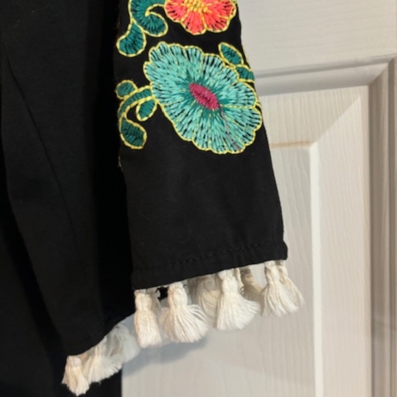 UMGEE USA Black embroidered top- Excellent cond- Large - Picture 3 of 4